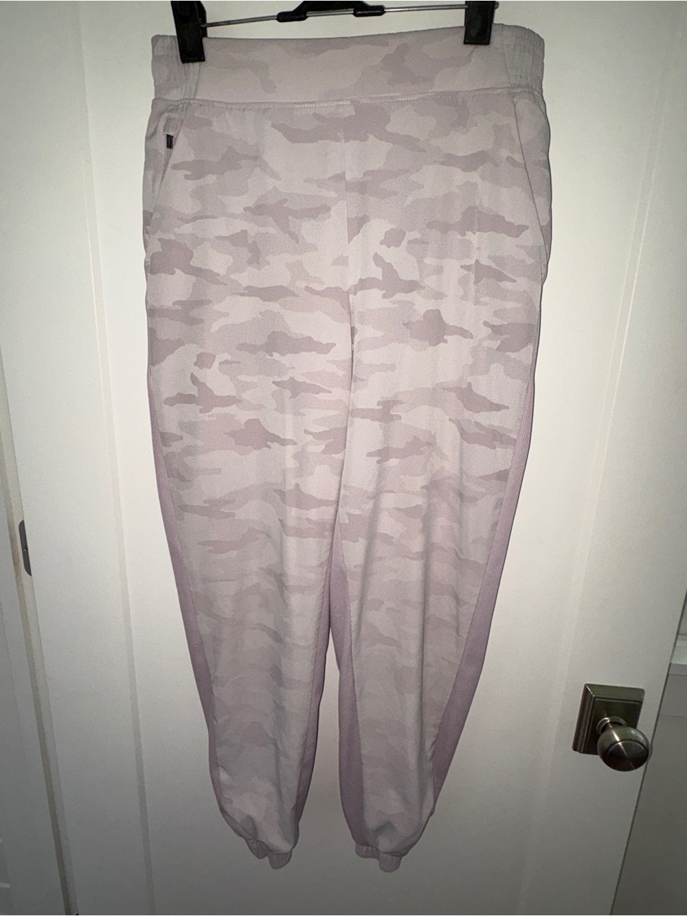 NWOT Athleta Brooklyn lined camo Lux Shasta purple jogger sz 6 985549-01